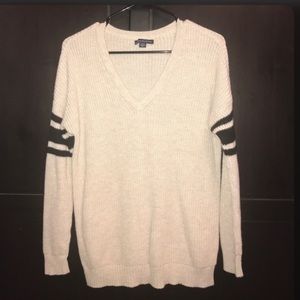 AMERICAN EAGLE COZY KNIT V-NECK SWEATER ARM DETAIL